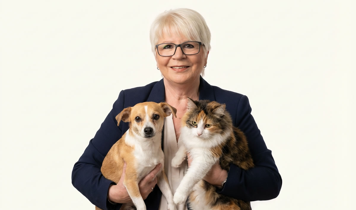Bild von Marion Wehner mit Hund und Katze, professionelle Tierliebhaberin und Expertin.